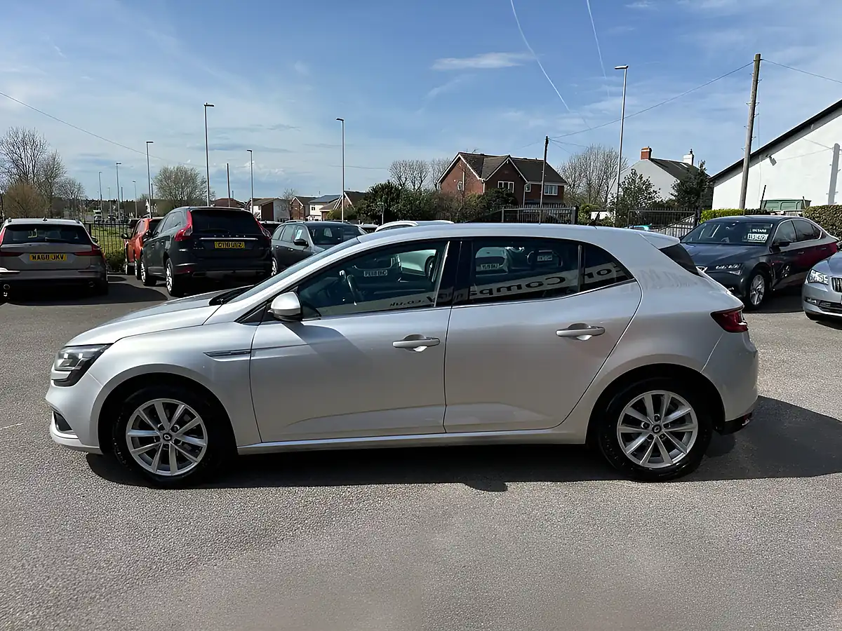 Used 2016 Renault Megane Dynamique Nav Silver - Interior and Exterior details 4