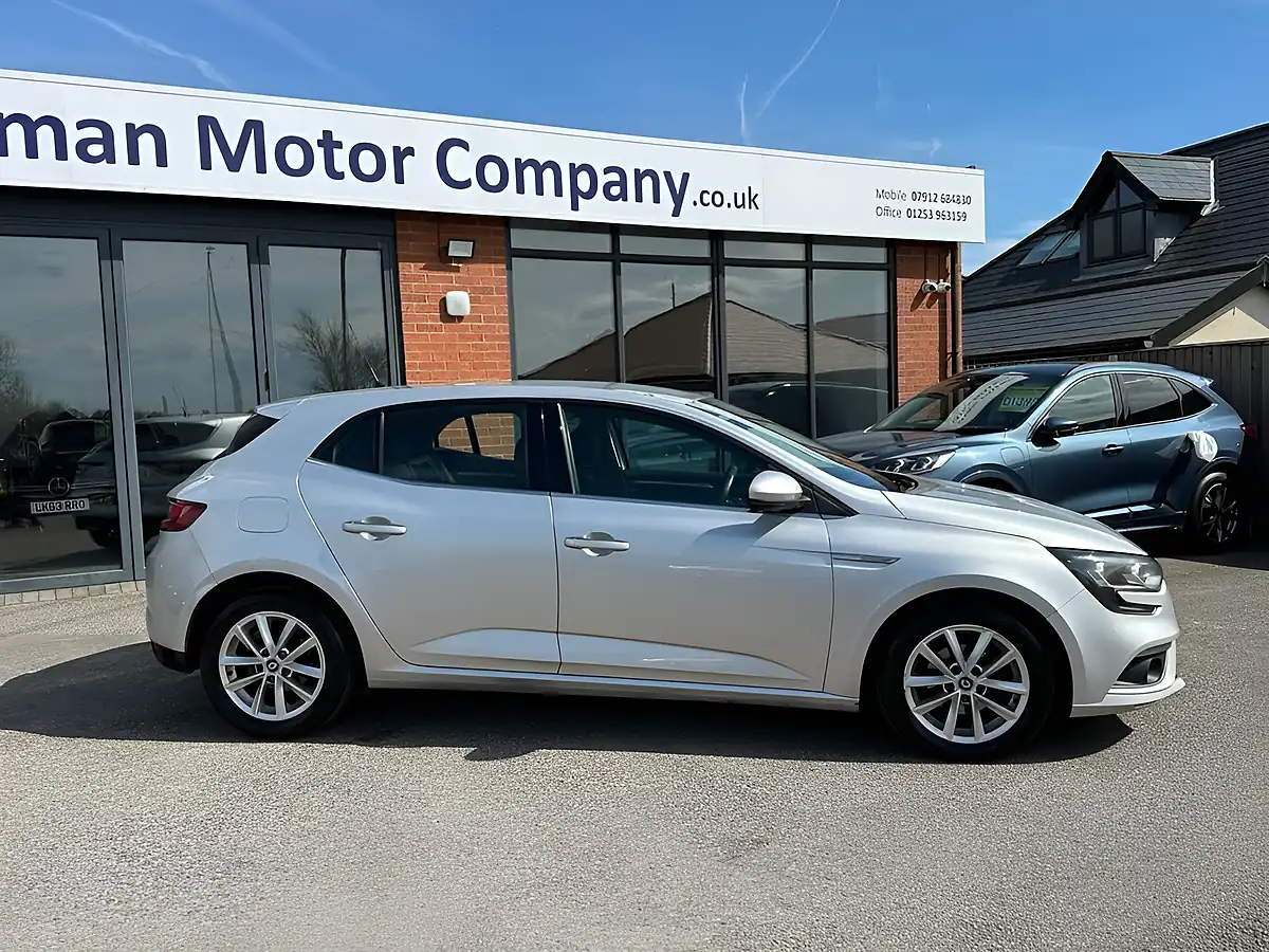 Used 2016 Renault Megane Dynamique Nav Silver - Interior and Exterior details 8