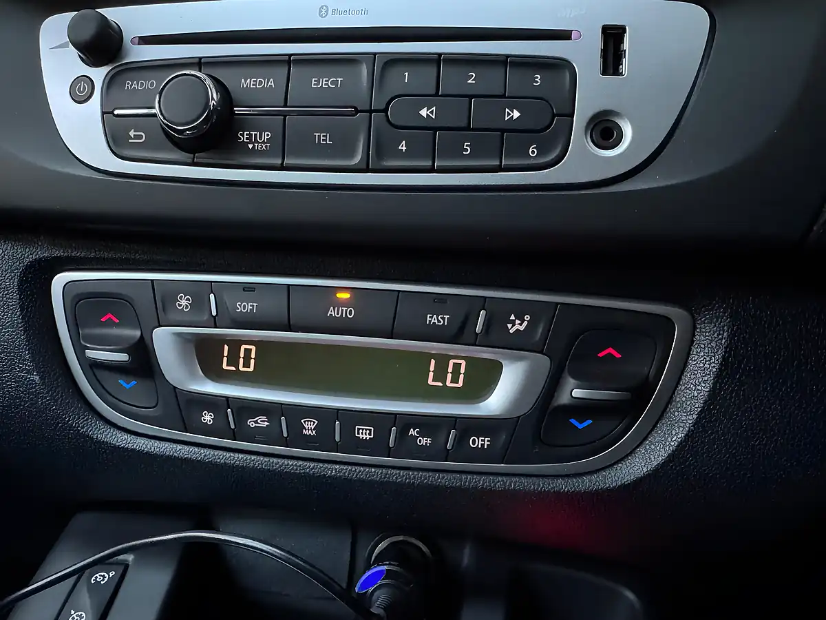 Used 2016 Renault Scenic Dynamique Nav Dune Beige - Interior and Exterior details 15