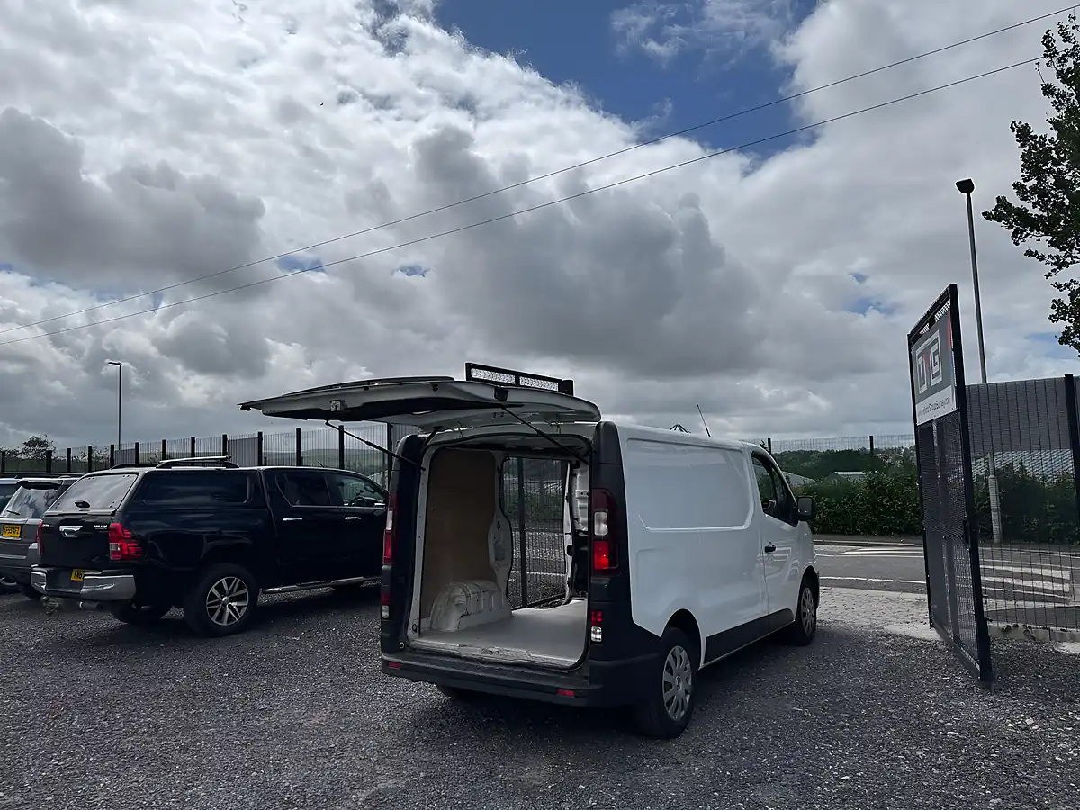 Used 2016 Renault Trafic 29 Business Swb Glacier White - Interior and Exterior details 10