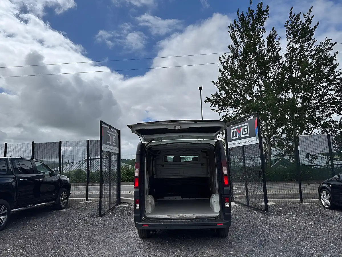 Used 2016 Renault Trafic 29 Business Swb Glacier White - Interior and Exterior details 9