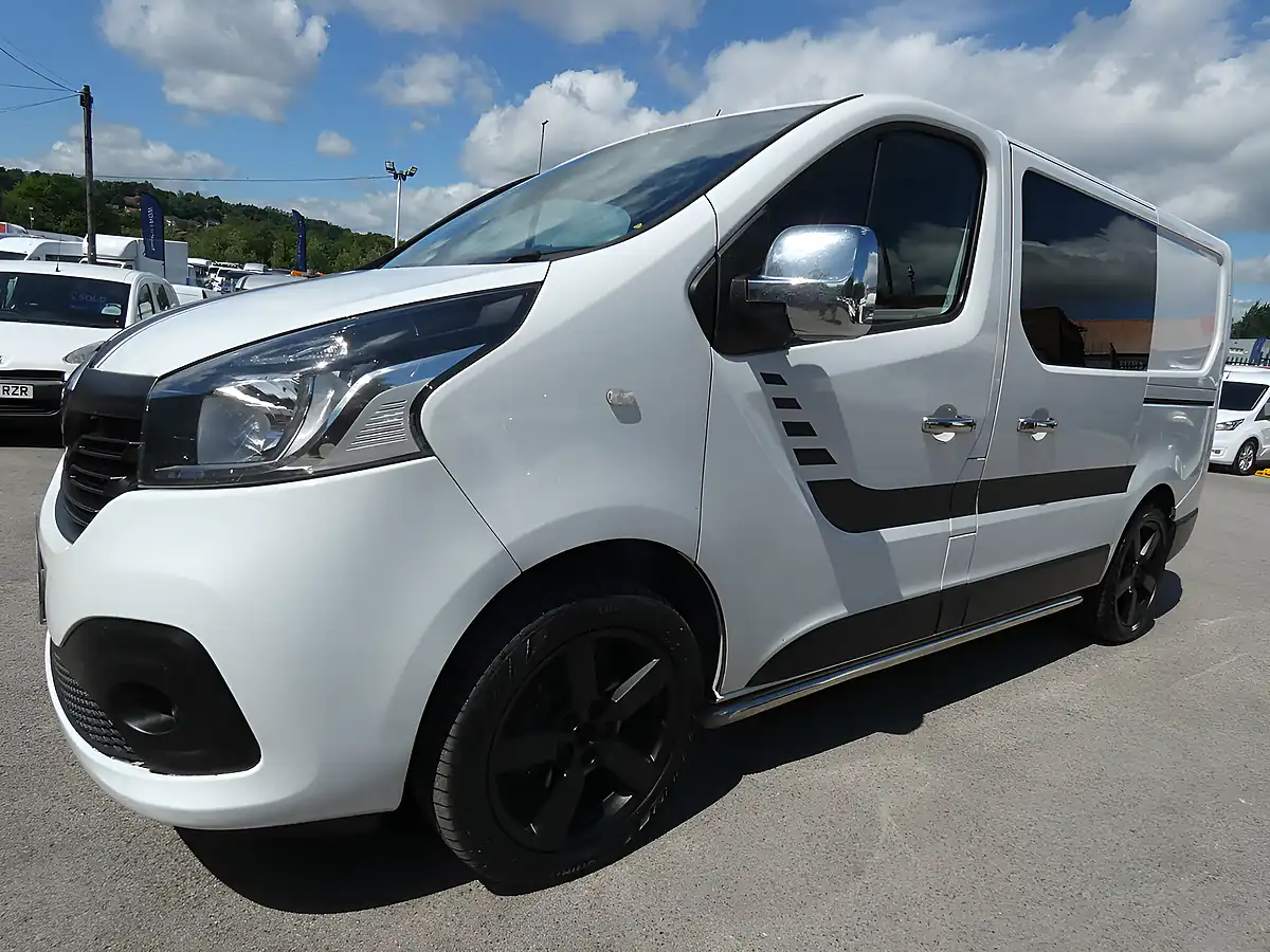Used 2016 Renault Trafic Business+ Glacier White - Interior and Exterior details 12