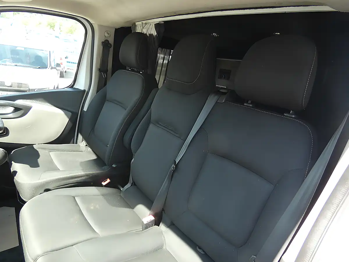 Used 2016 Renault Trafic Business+ Glacier White - Interior and Exterior details 16