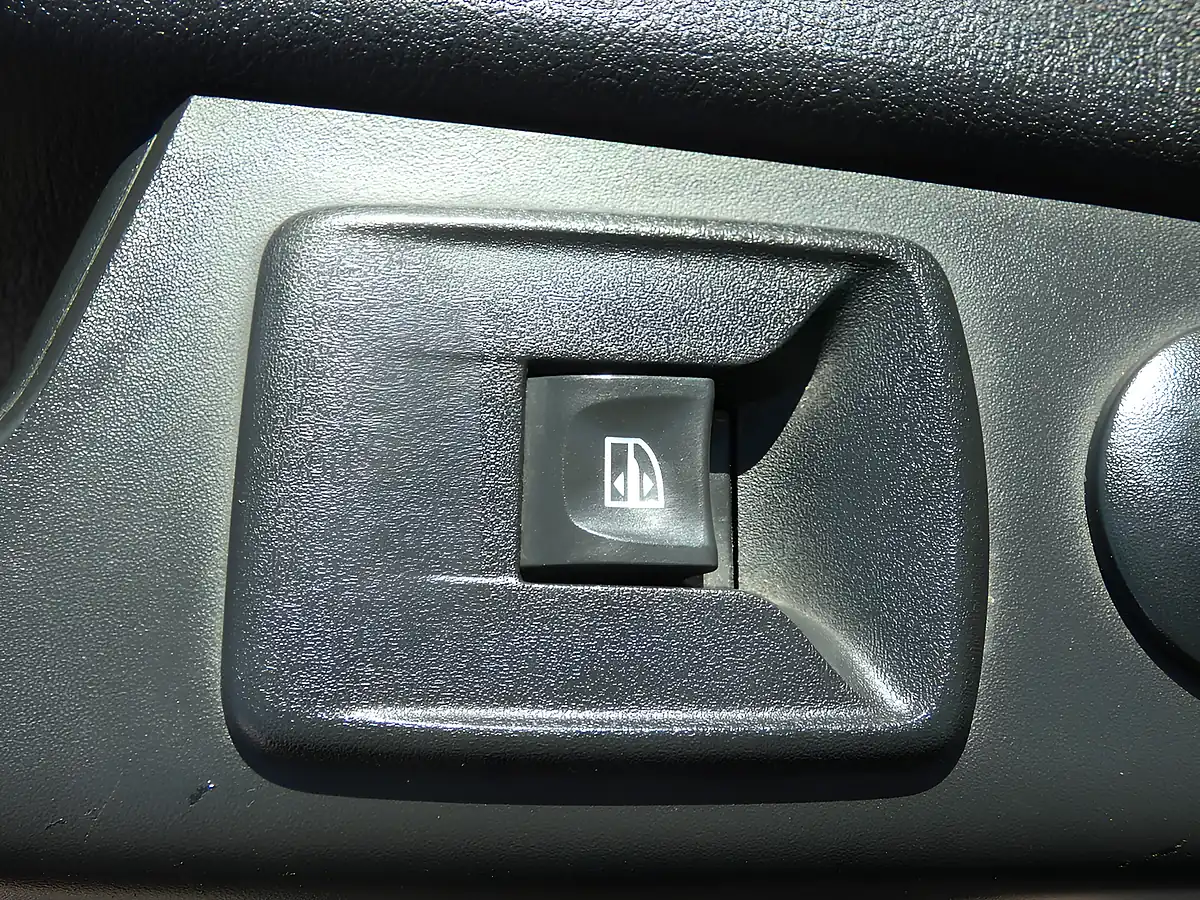 Used 2016 Renault Trafic Business+ Glacier White - Interior and Exterior details 17