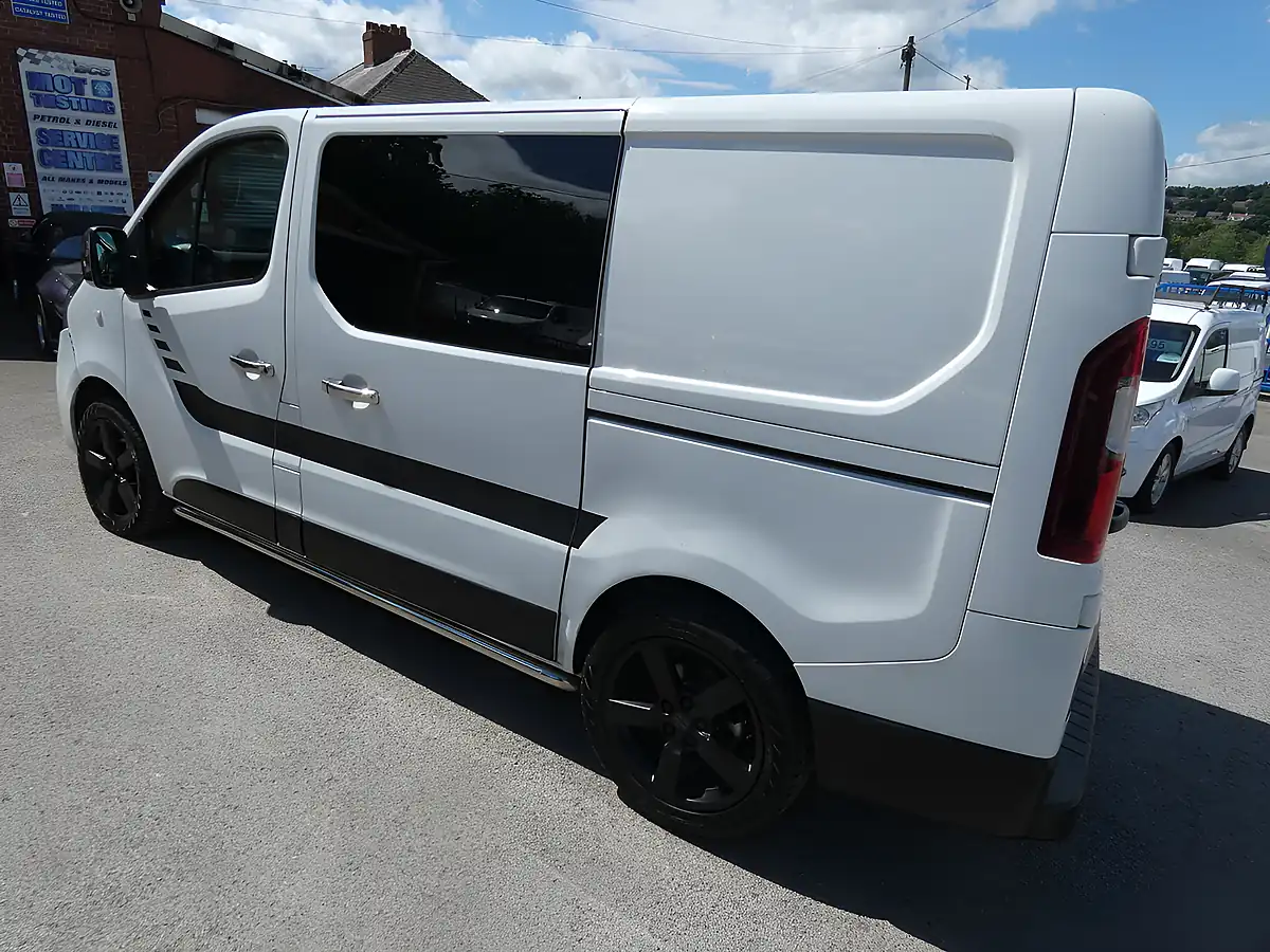 Used 2016 Renault Trafic Business+ Glacier White - Interior and Exterior details 5