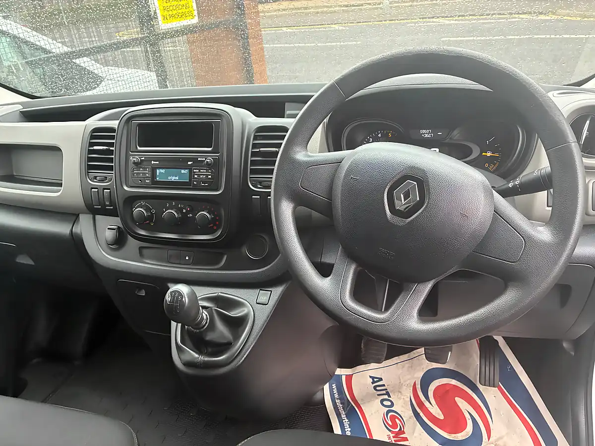 Used 2016 Renault Trafic Business Panel Van Glacier White - Interior and Exterior details 13