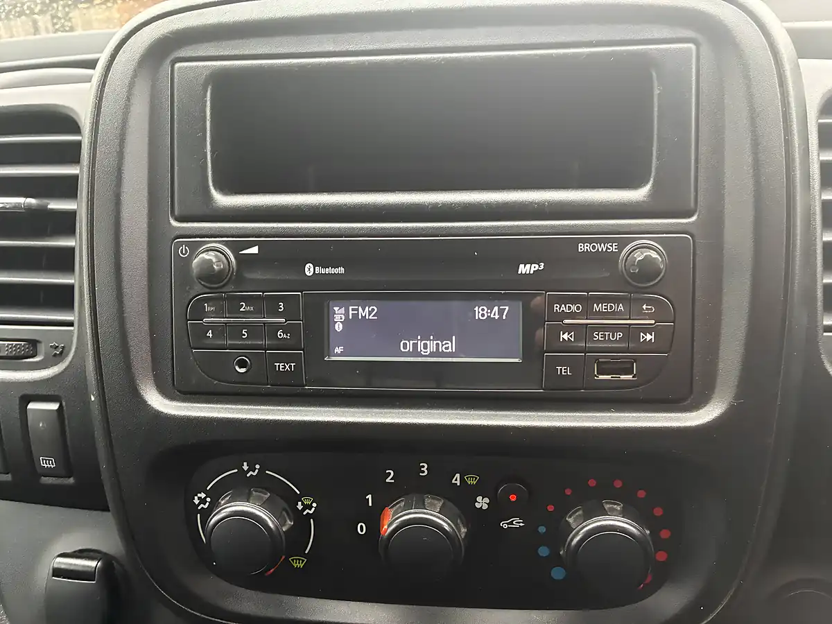 Used 2016 Renault Trafic Business Panel Van Glacier White - Interior and Exterior details 15