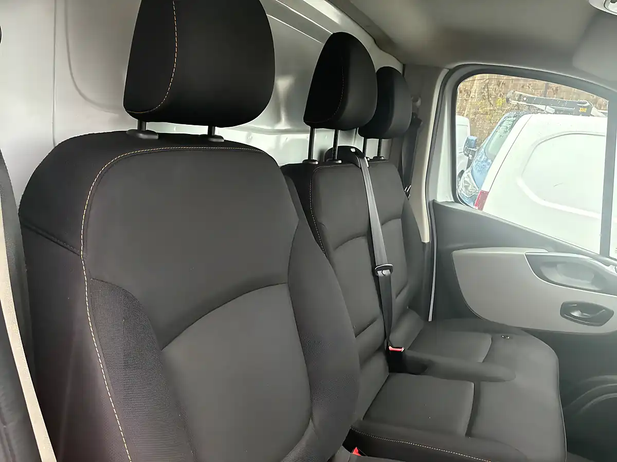 Used 2016 Renault Trafic Business Panel Van Glacier White - Interior and Exterior details 16