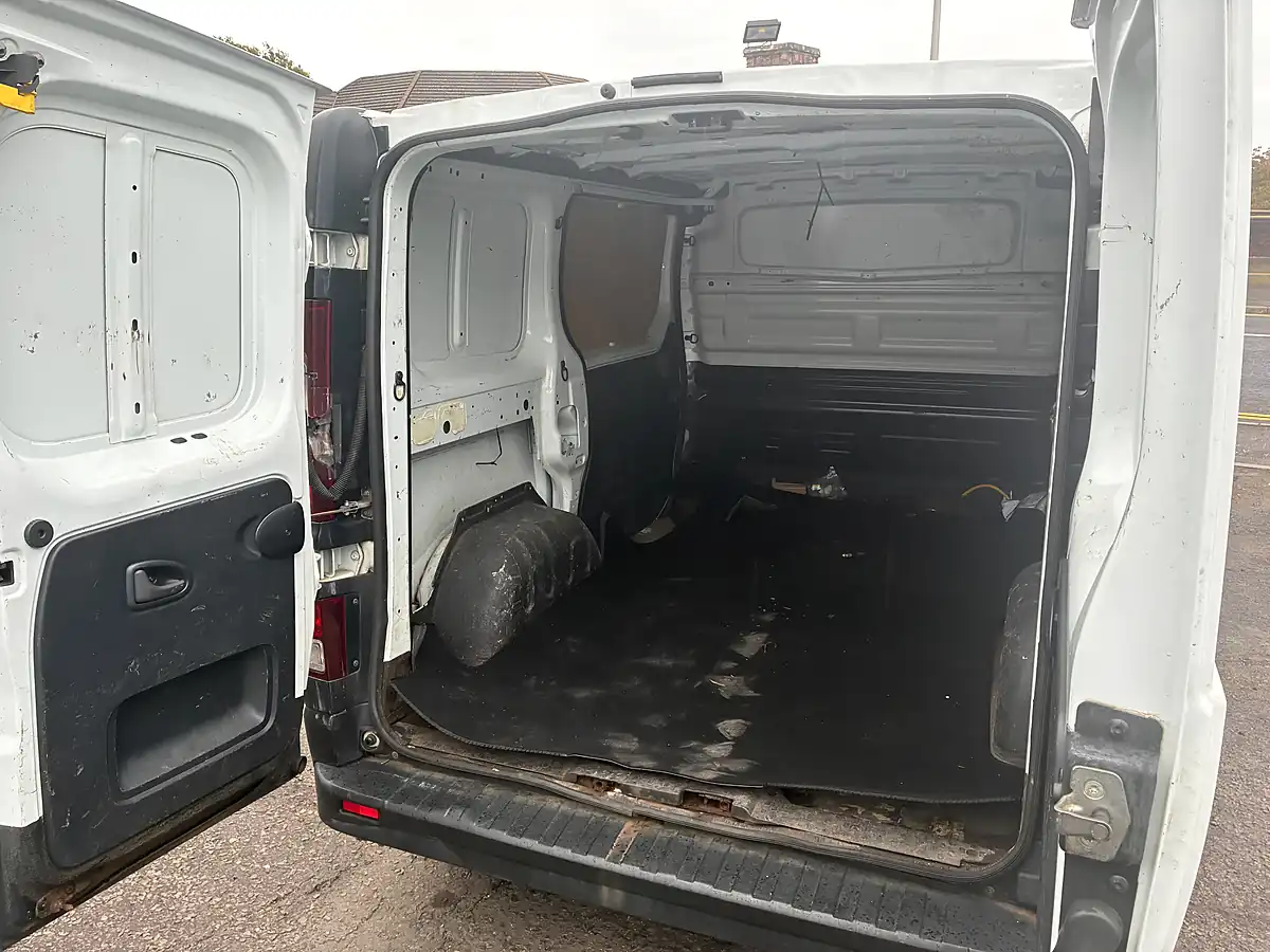 Used 2016 Renault Trafic Business Panel Van Glacier White - Interior and Exterior details 17