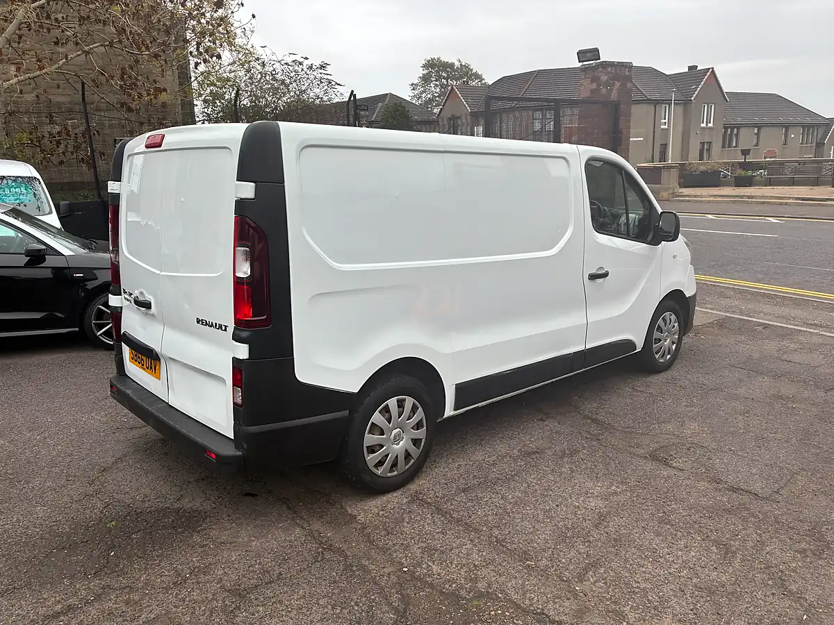 Used 2016 Renault Trafic Business Panel Van Glacier White - Interior and Exterior details 3