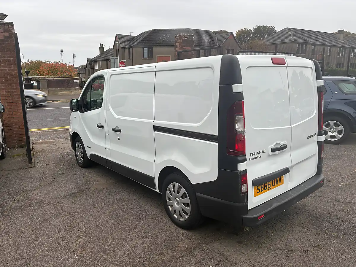 Used 2016 Renault Trafic Business Panel Van Glacier White - Interior and Exterior details 5
