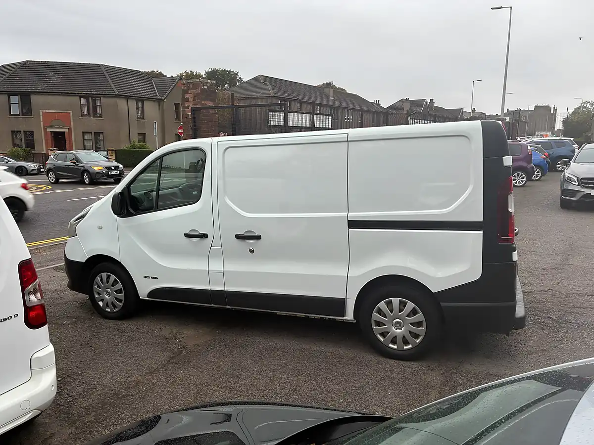 Used 2016 Renault Trafic Business Panel Van Glacier White - Interior and Exterior details 6