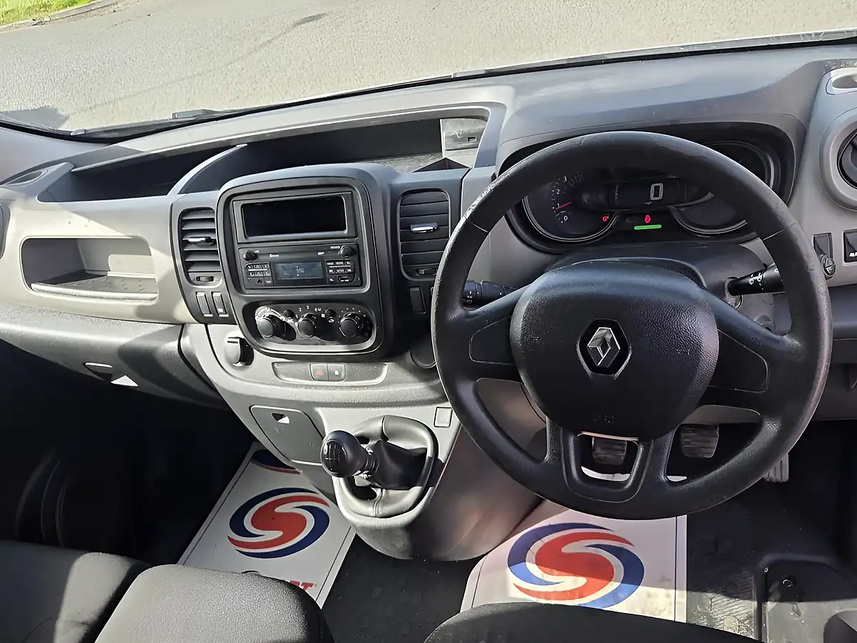 Used 2016 Renault Trafic Business+ Silver - Interior and Exterior details 10
