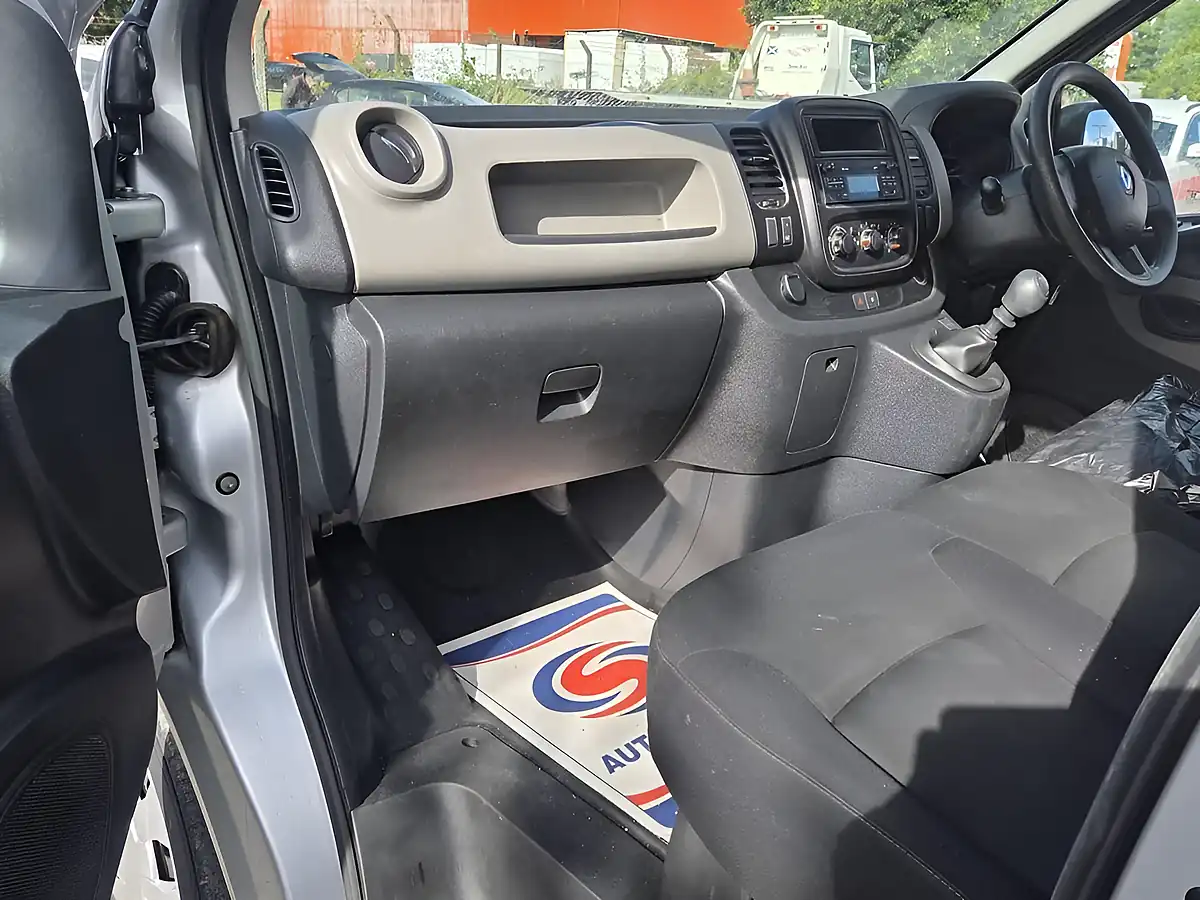 Used 2016 Renault Trafic Business+ Silver - Interior and Exterior details 8