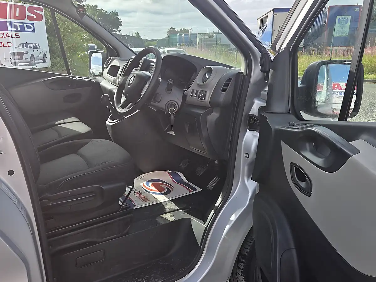 Used 2016 Renault Trafic Business+ Silver - Interior and Exterior details 9