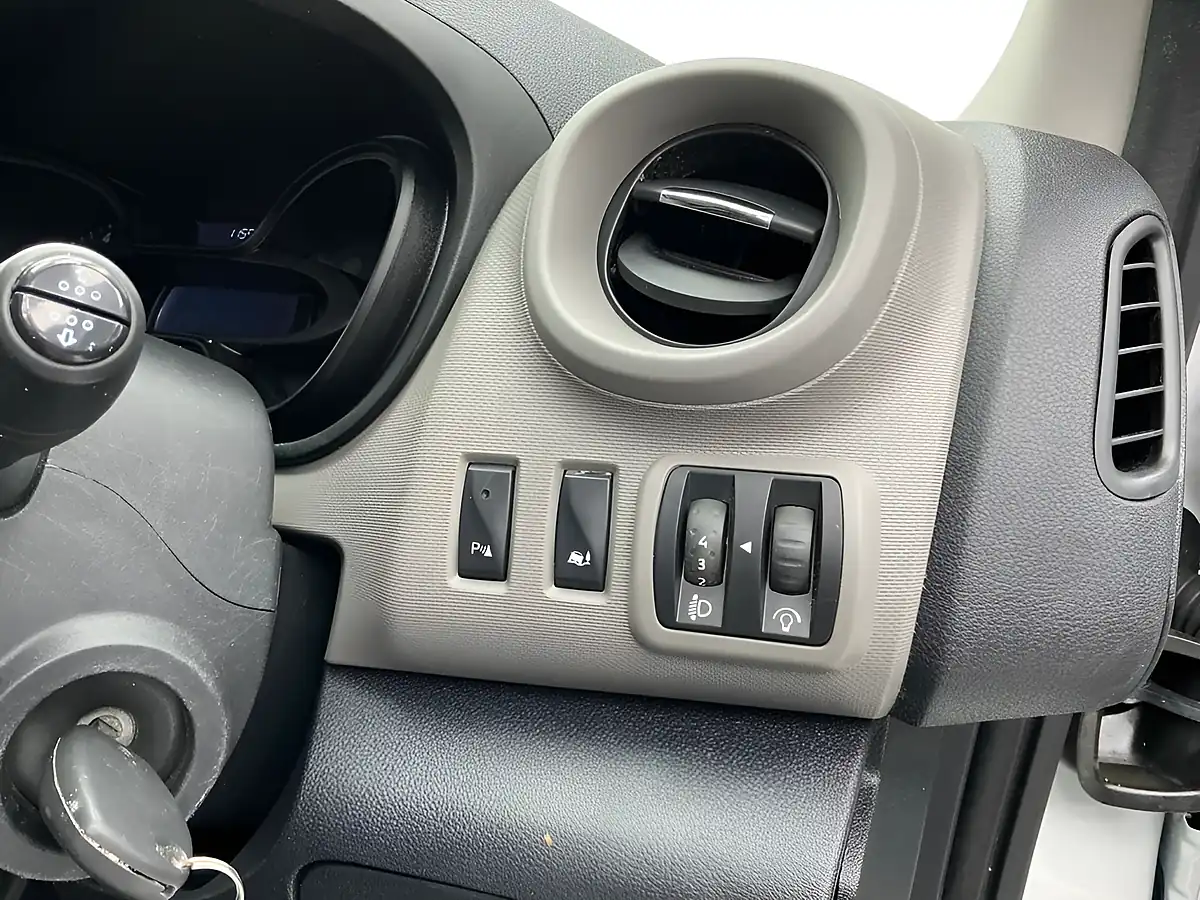 Used 2016 Renault Trafic Business White - Interior and Exterior details 12