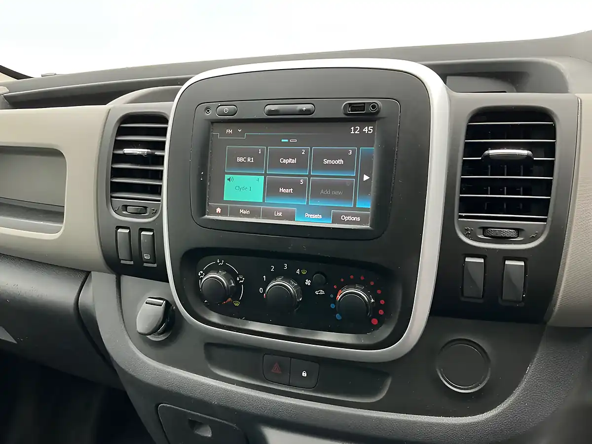 Used 2016 Renault Trafic Business White - Interior and Exterior details 13