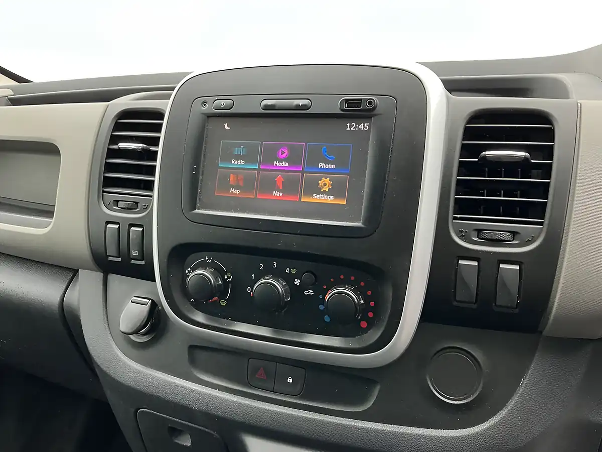 Used 2016 Renault Trafic Business White - Interior and Exterior details 14