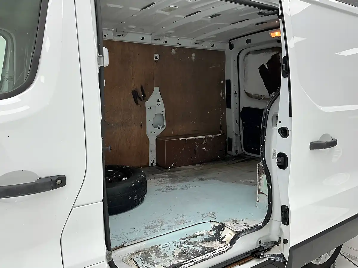 Used 2016 Renault Trafic Business White - Interior and Exterior details 15