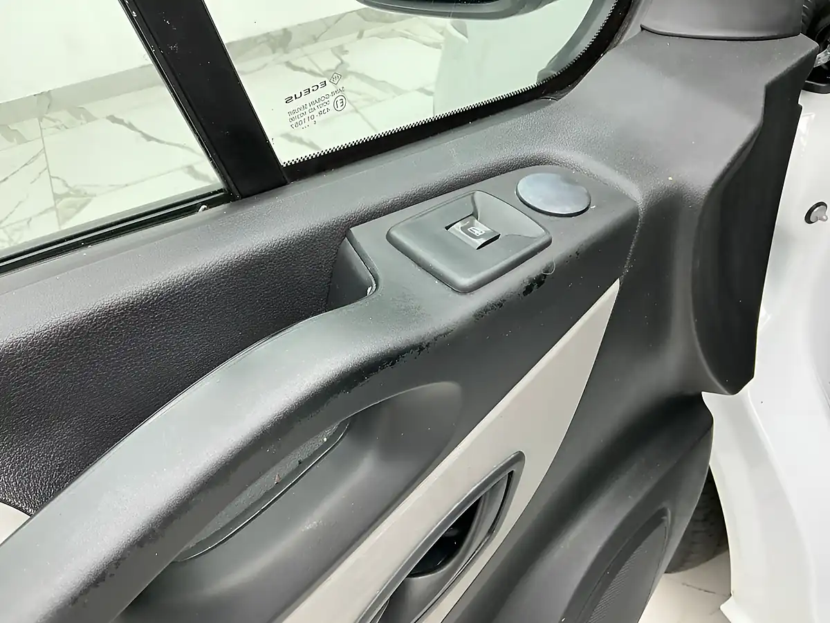 Used 2016 Renault Trafic Business White - Interior and Exterior details 19