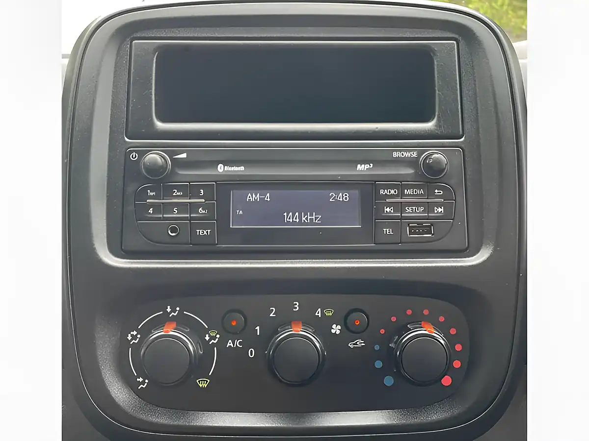 Used 2016 Renault Trafic Business+ White - Interior and Exterior details 18