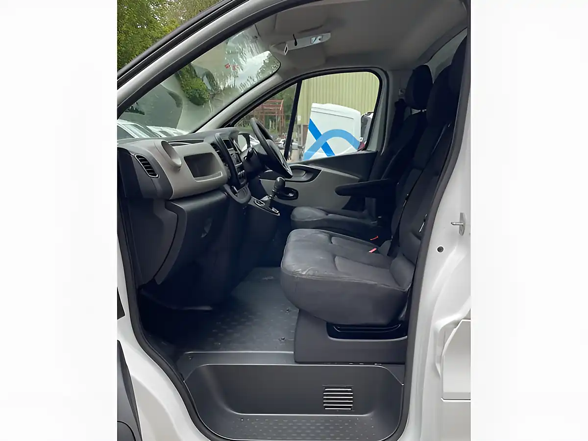 Used 2016 Renault Trafic Business+ White - Interior and Exterior details 19