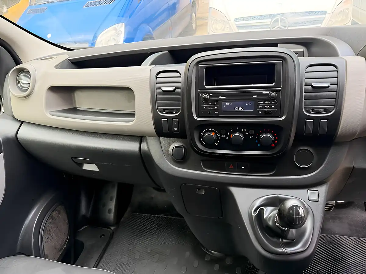 Used 2016 Renault Trafic Business+ White - Interior and Exterior details 15