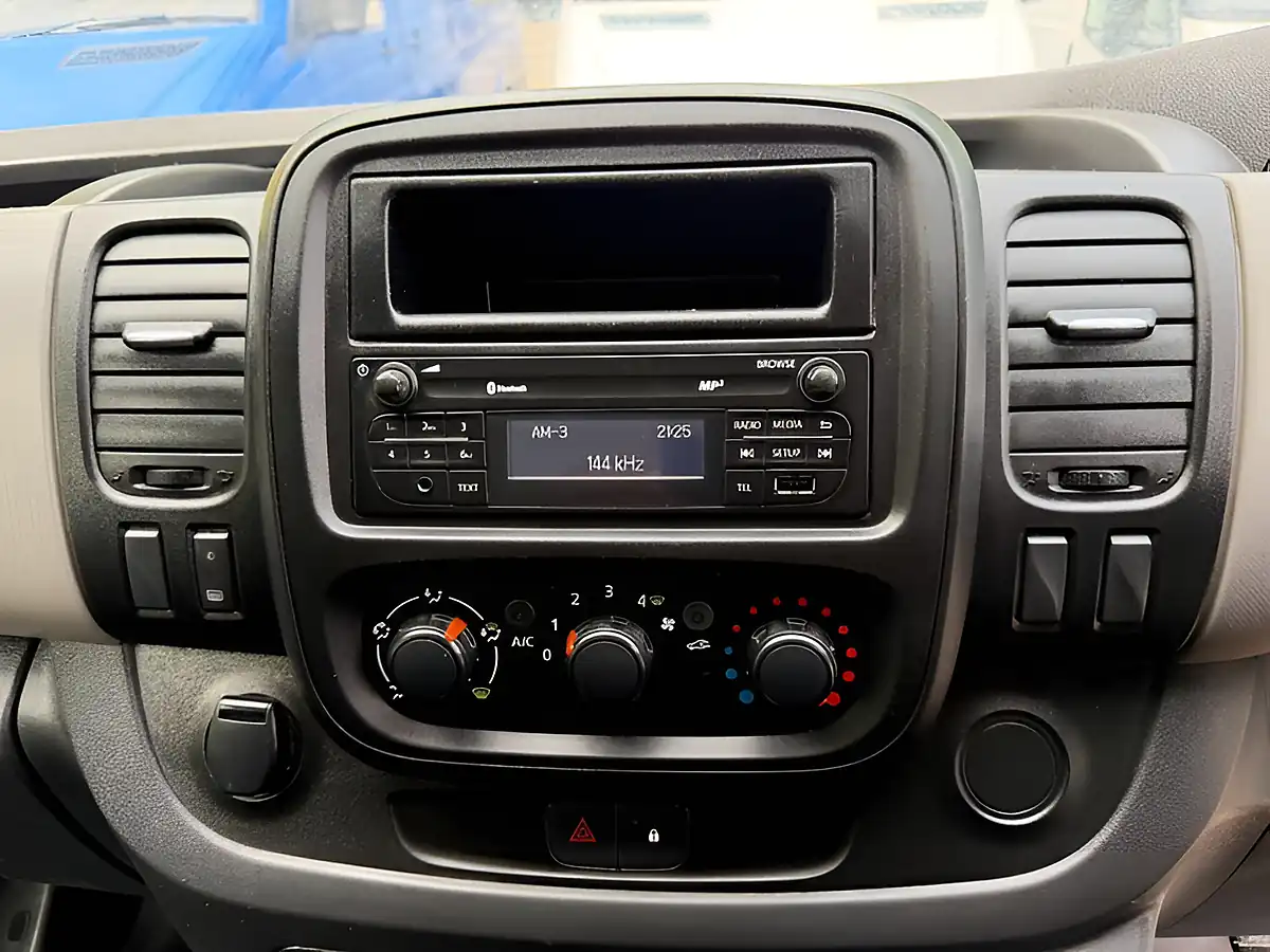 Used 2016 Renault Trafic Business+ White - Interior and Exterior details 16