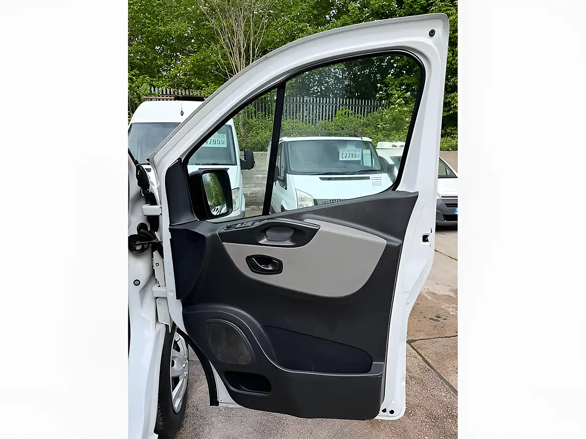 Used 2016 Renault Trafic Business+ White - Interior and Exterior details 19