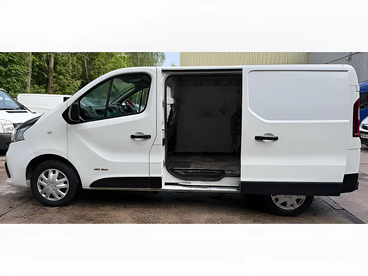 Used 2016 Renault Trafic Business+ White - Interior and Exterior details 8