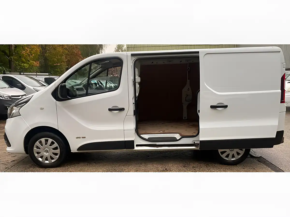 Used 2016 Renault Trafic Business+ White - Interior and Exterior details 11