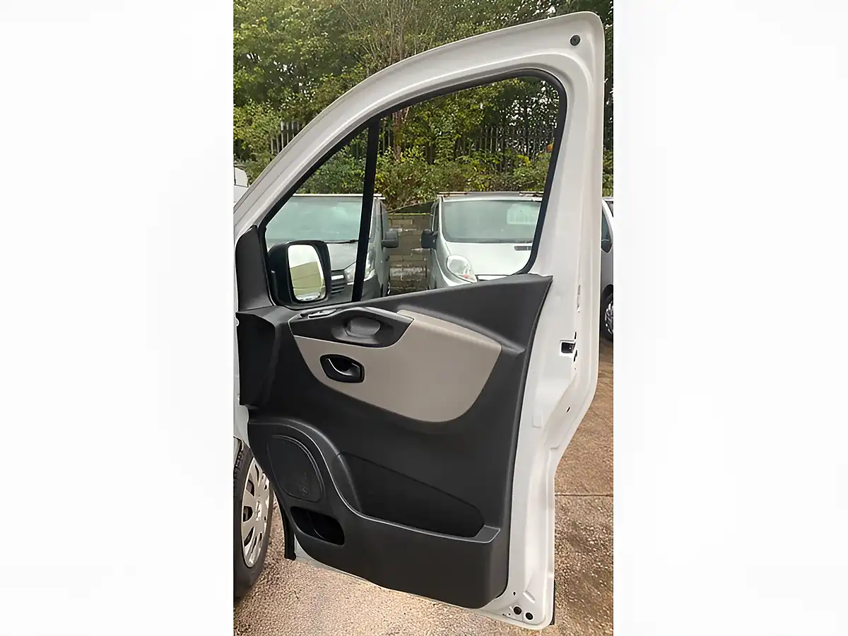 Used 2016 Renault Trafic Business+ White - Interior and Exterior details 14