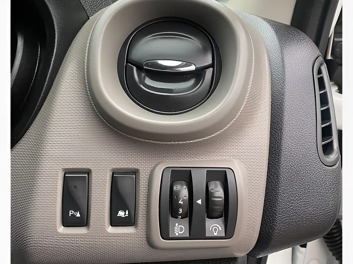 Used 2016 Renault Trafic Business+ White - Interior and Exterior details 16