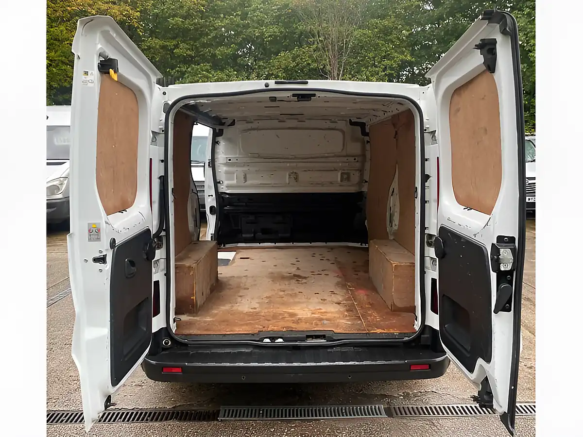 Used 2016 Renault Trafic Business+ White - Interior and Exterior details 8