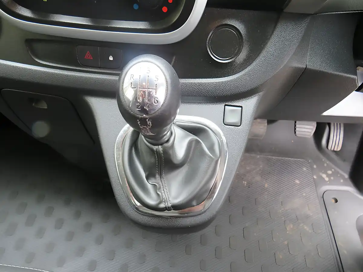 Used 2016 Renault Trafic Energy 27 Sport Silver - Interior and Exterior details 10