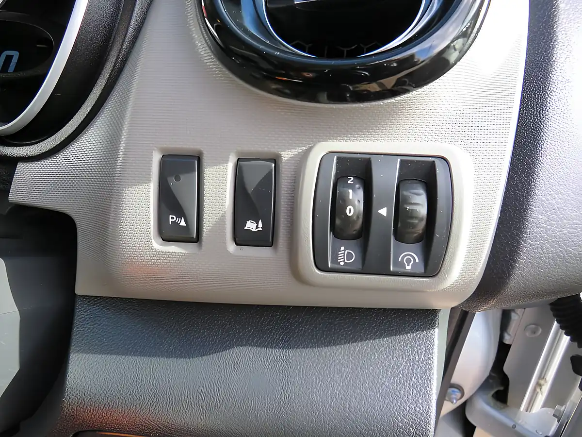 Used 2016 Renault Trafic Energy 27 Sport Silver - Interior and Exterior details 14