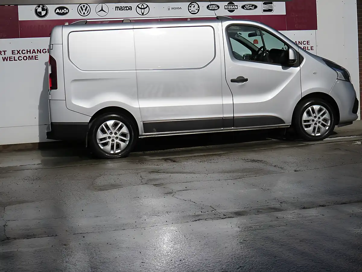 Used 2016 Renault Trafic Energy 27 Sport Silver - Interior and Exterior details 16