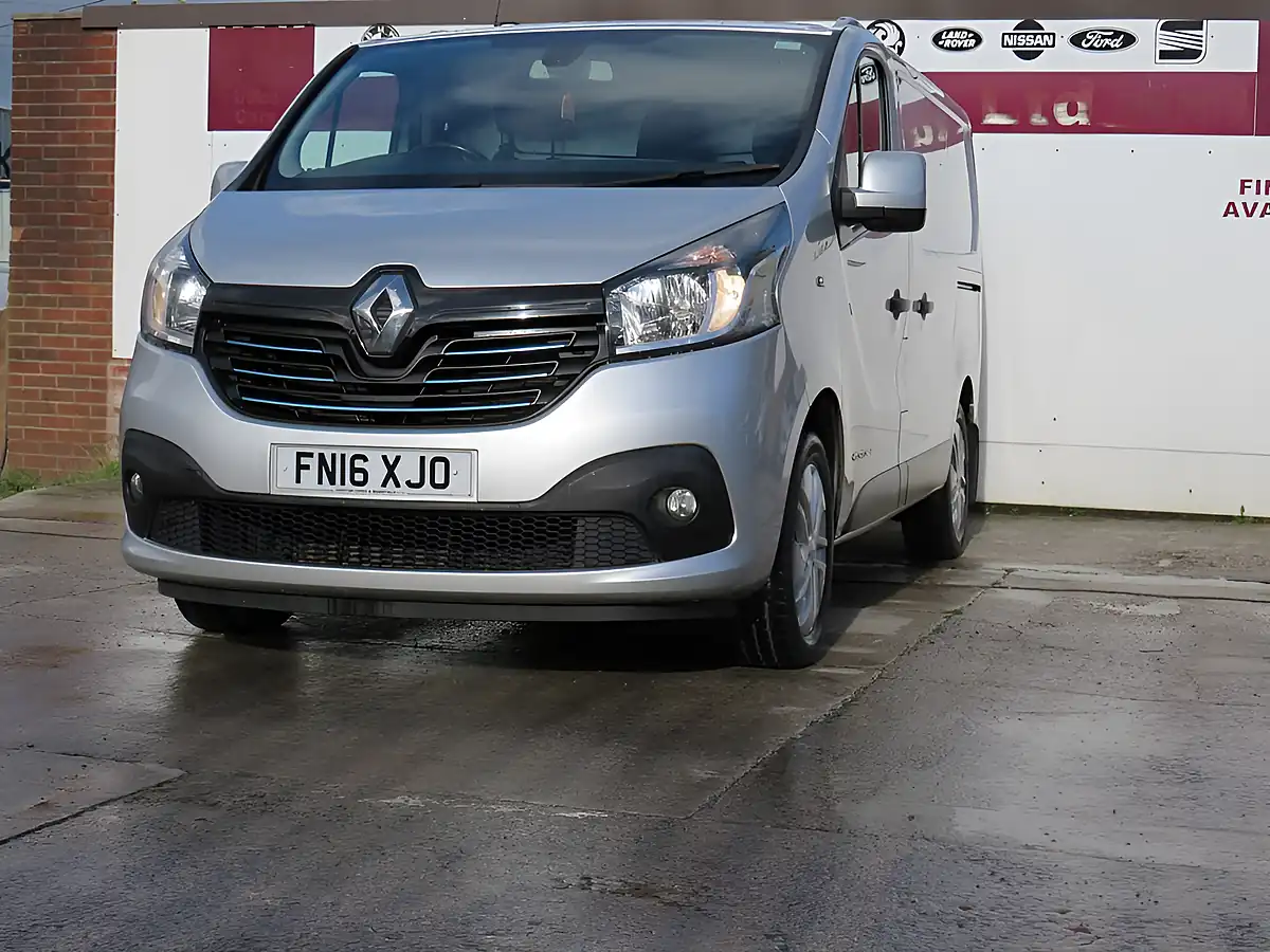 Used 2016 Renault Trafic Energy 27 Sport Silver - Interior and Exterior details 18