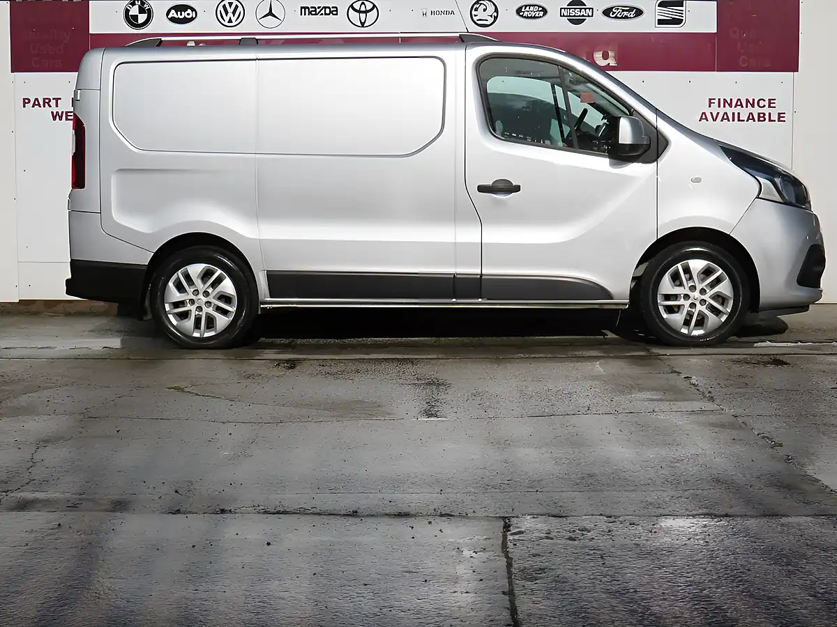 Used 2016 Renault Trafic Energy 27 Sport Silver - Interior and Exterior details 2