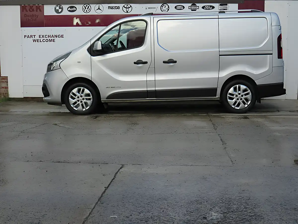 Used 2016 Renault Trafic Energy 27 Sport Silver - Interior and Exterior details 4