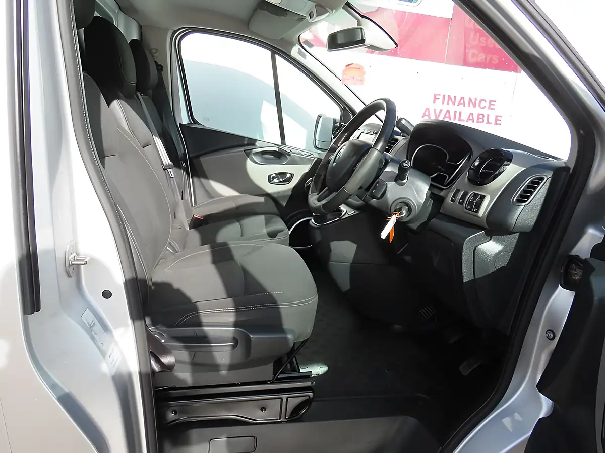 Used 2016 Renault Trafic Energy 27 Sport Silver - Interior and Exterior details 6