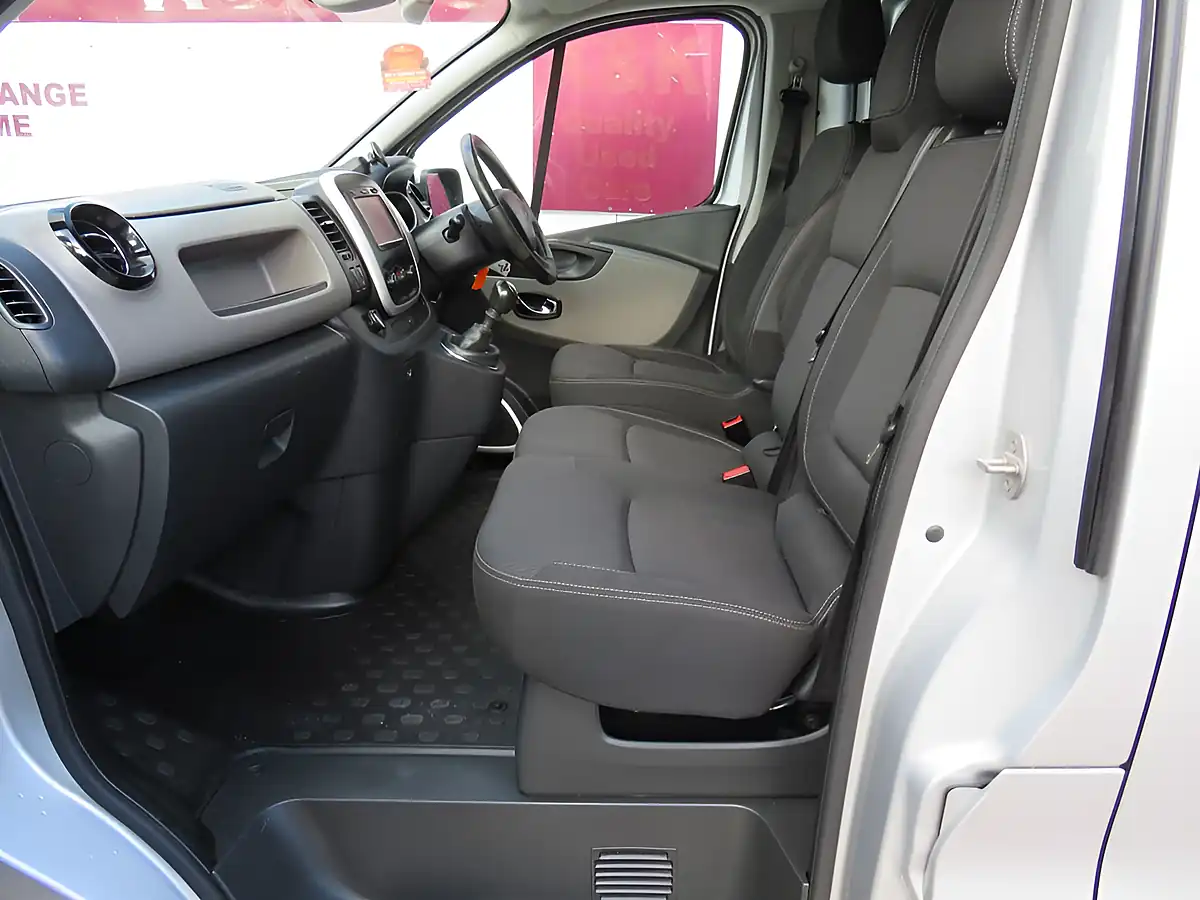 Used 2016 Renault Trafic Energy 27 Sport Silver - Interior and Exterior details 7