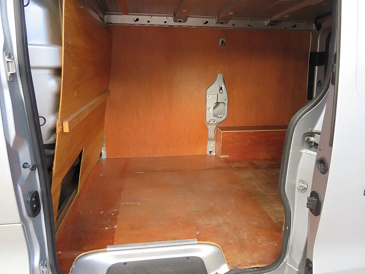 Used 2016 Renault Trafic Energy 27 Sport Silver - Interior and Exterior details 8