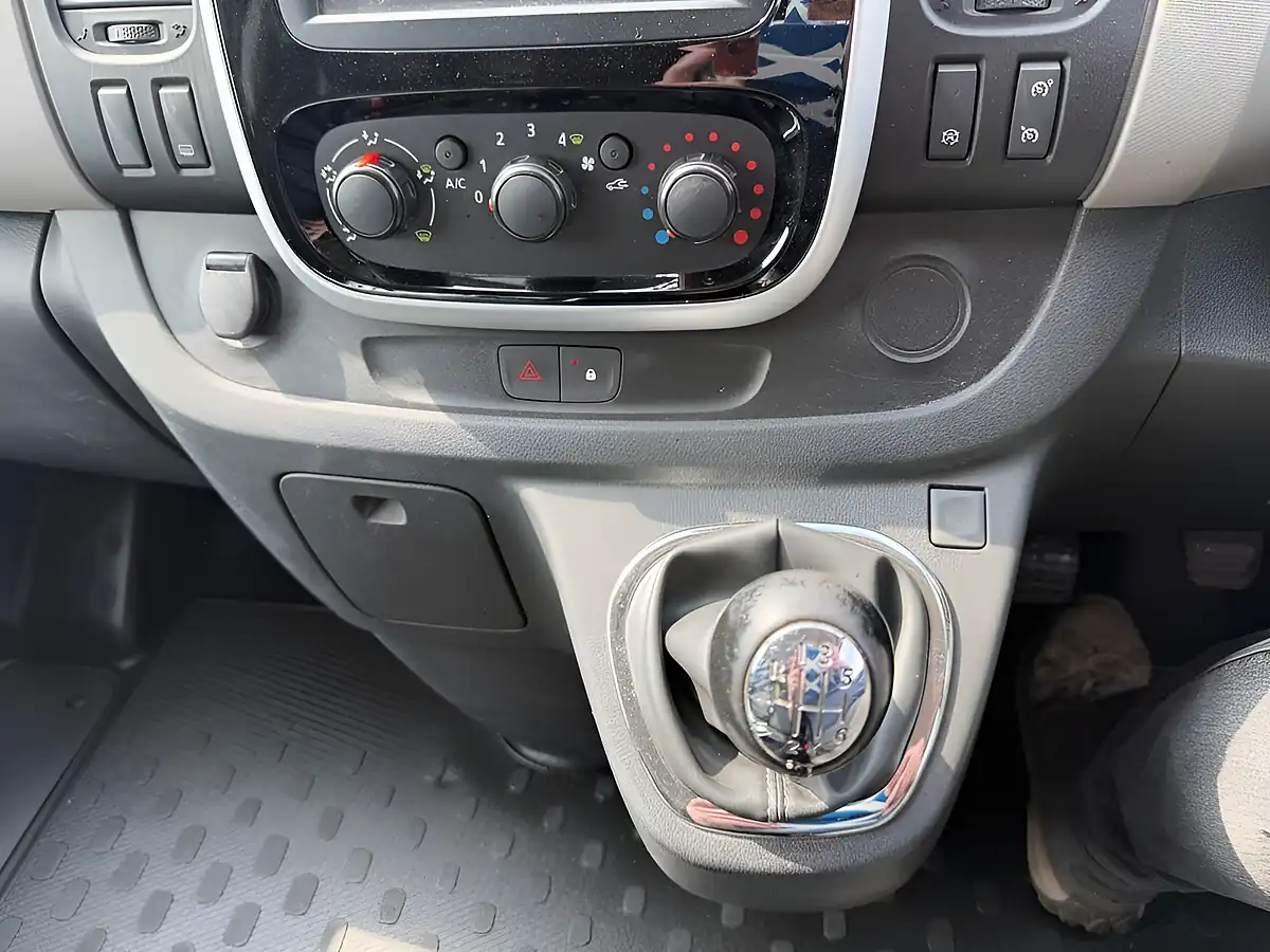 Used 2016 Renault Trafic Energy 29 Sport Nav Grey - Interior and Exterior details 15