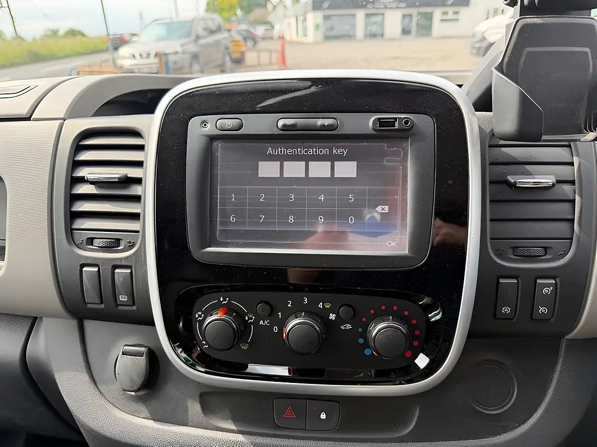 Used 2016 Renault Trafic Energy 29 Sport Nav Grey - Interior and Exterior details 16