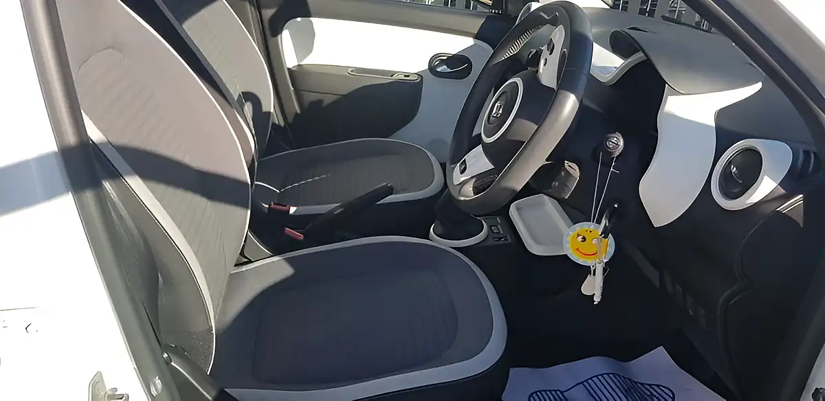 Used 2016 Renault Twingo Dynamique White - Interior and Exterior details 11