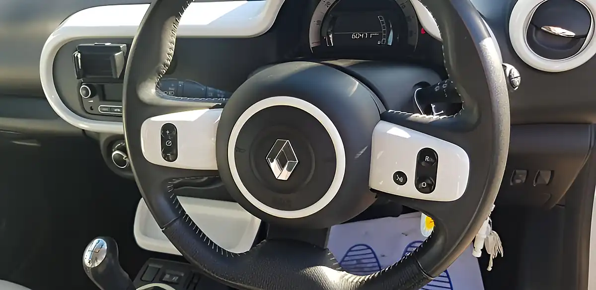 Used 2016 Renault Twingo Dynamique White - Interior and Exterior details 12