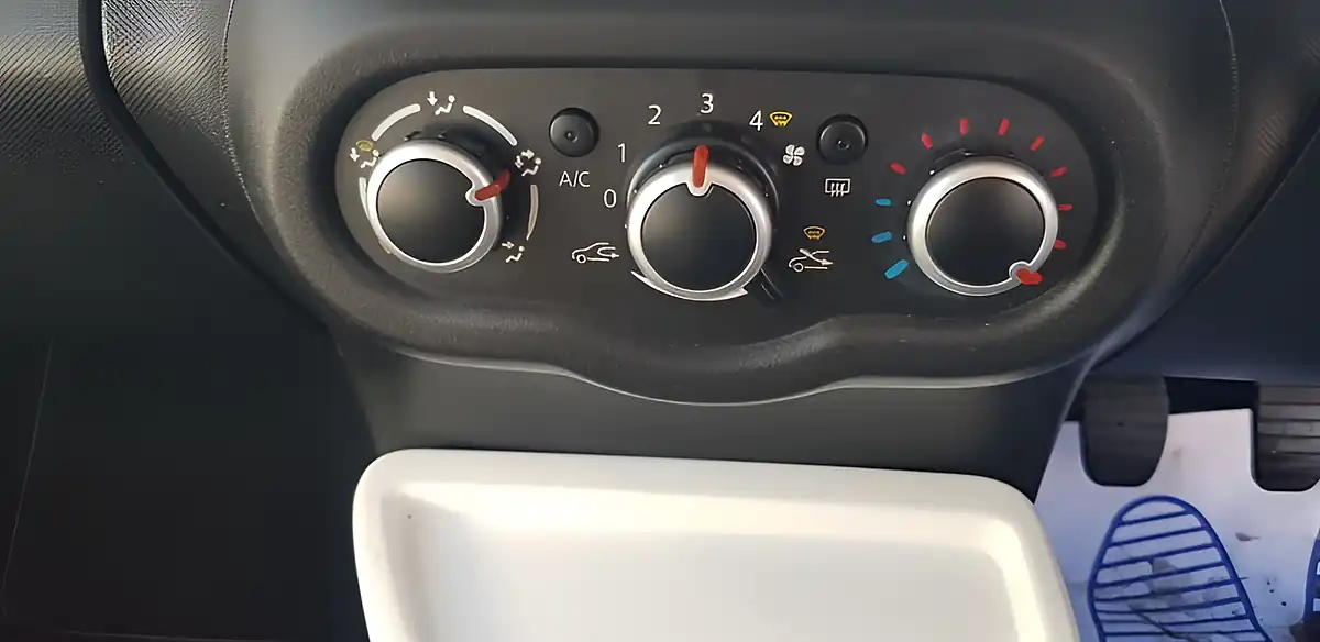 Used 2016 Renault Twingo Dynamique White - Interior and Exterior details 15