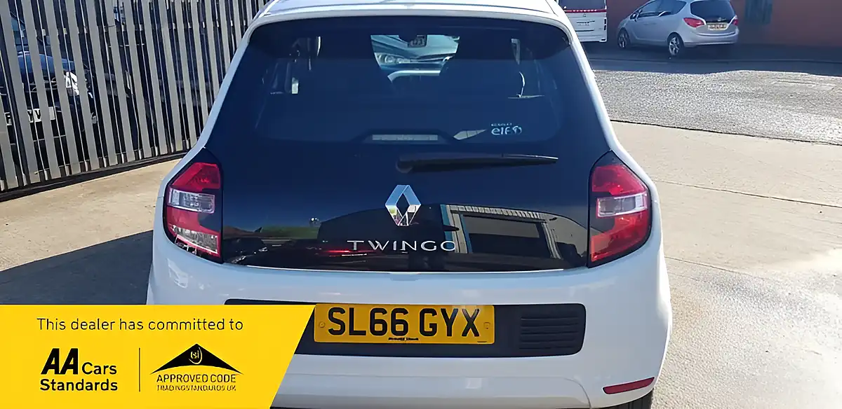 Used 2016 Renault Twingo Dynamique White - Interior and Exterior details 4