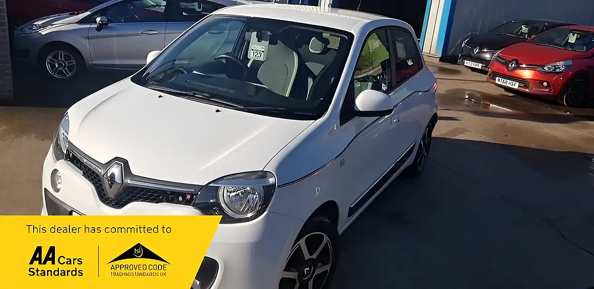 Used 2016 Renault Twingo Dynamique White - Interior and Exterior details 7